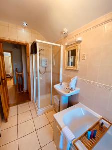 Cosy 3 bedroom townhouse with wood pellet stove!