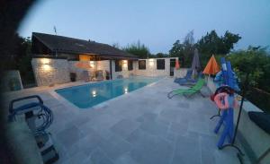 Maisons de vacances Maison charmante a Montfermier avec piscine privee : photos des chambres