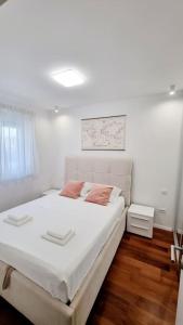Maslina House - Family Apartment 2 with Pool