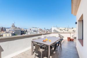4 Bedroom Penthouse Apartment with terrace room in Arago312 Apartments