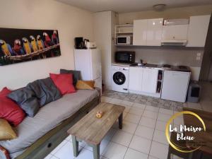 La Maison Bleue, village vacances, piscine, parking