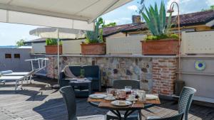 ARCIMBOLDO HOUSE 2&2, Emma Villas