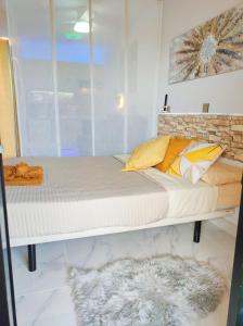 Lovely apartment top views, heated pool, great location