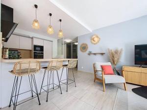 Appartement Standing avec Terrasse, Piscine et Accès Plage, 2 Chambres, Climatisé, Parking, PMR - FR-1-770-28