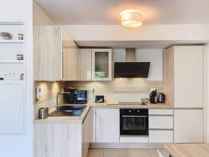 Appartement à 150m plage des Lecques, climatisé, piscine, terrasse, 2 chambres, parking - 4 étoiles - FR-1-770-29