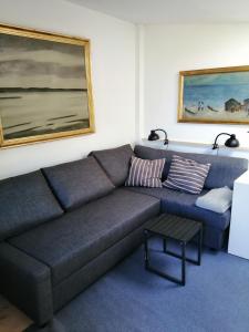 Minihus til havn, strand, vand og by i Gilleleje