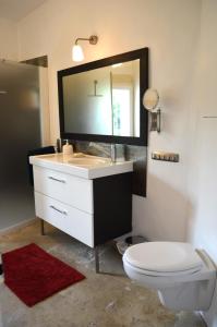 B&B / Chambres d'hotes chambre d hote spacieuse avec cour junas gard : photos des chambres