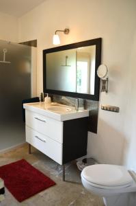 B&B / Chambres d'hotes chambre d hote spacieuse avec cour junas gard : photos des chambres