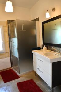 B&B / Chambres d'hotes chambre d hote spacieuse avec cour junas gard : photos des chambres