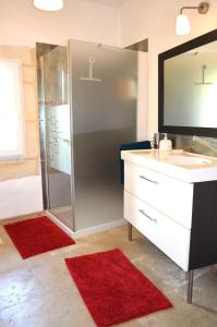 B&B / Chambres d'hotes chambre d hote spacieuse avec cour junas gard : photos des chambres