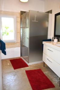 B&B / Chambres d'hotes chambre d hote spacieuse avec cour junas gard : photos des chambres