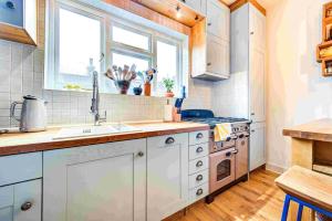 GuestReady - A charming home in Fulham Town