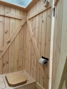 Gemütliche Blockhütte mit Außentoilette und Badezimmer im Haupthaus