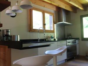 Chalet de charme 8 pers, cheminée, jacuzzi, parking - FR-1-676-96