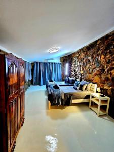 Luxury GuesthouseCo FlintstoneHouse