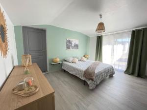Maisons de vacances Maison chaleureuse avec piscine : photos des chambres