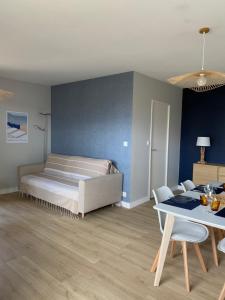 Appartements Appartement 65m2 avec balcon vues partielles mer a 150m de la plage et centre, wifi et parking prive : photos des chambres
