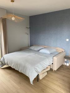 Appartements Appartement 65m2 avec balcon vues partielles mer a 150m de la plage et centre, wifi et parking prive : photos des chambres