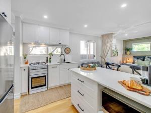 Comfort Cove - quiet luxury with full kitchen