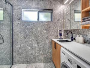 Comfort Cove - quiet luxury with full kitchen