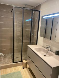 Appartements Appartement 65m2 avec balcon vues partielles mer a 150m de la plage et centre, wifi et parking prive : photos des chambres