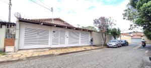 Casa da vovó, 3 quartos, jardim e 2 vagas de garagem