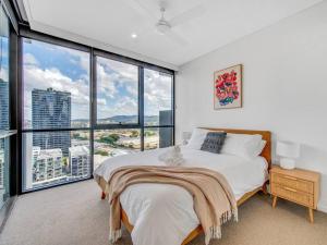 Modern Mountain View Apartment - South Brisbane