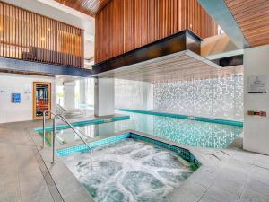 Modern Mountain View Apartment - South Brisbane