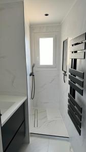 Appartements Cavalaire plein centre, Appartement design 70m2 a 2mn de la plage - Garage prive -Terrasse : photos des chambres