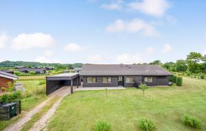 Three-Bedroom Holiday Home With A Fireplace In Ejstrupholm