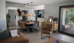 Villas Maison avec terrasse en bois et piscine : photos des chambres