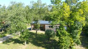 Villas Maison avec terrasse en bois et piscine : photos des chambres