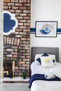 Large 4-Bedroom House, 6 Beds, Comfortable Home-from-Home, Great Deals