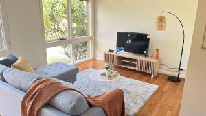 Cozy 2BR Unit Near Beach and Shops in Mentone