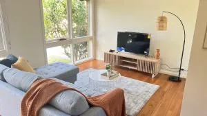 Cozy 2BR Unit Near Beach and Shops in Mentone - Mordialloc