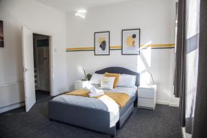 Large 4-Bedroom House, 6 Beds, Comfortable Home-from-Home, Great Deals