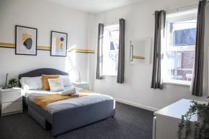 Large 4-Bedroom House, 6 Beds, Comfortable Home-from-Home, Great Deals