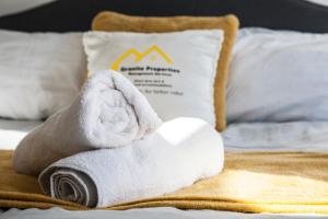 Large 4-Bedroom House, 6 Beds, Comfortable Home-from-Home, Great Deals