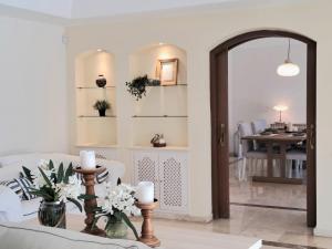 Noctua Villa Estepona pool and beach 013