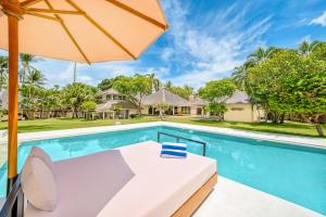 Spacious 2 Villas combined 9 bedrooms 2 pools