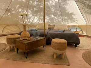 Locations insolites "vie en plein air" cabane et tipi Bastide Bellugue maison dhôtes reseau Bienvenue à la ferme à 3 mn de lourmarin