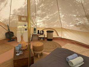 Locations insolites "vie en plein air" cabane et tipi Bastide Bellugue maison dhôtes reseau Bienvenue à la ferme à 3 mn de lourmarin