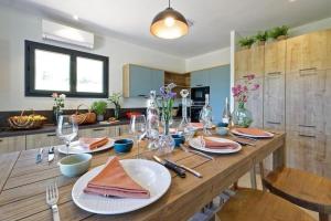 Villas Un joli hameau au coeur du vignoble de l'Escarelle et de la Provence Verte : photos des chambres