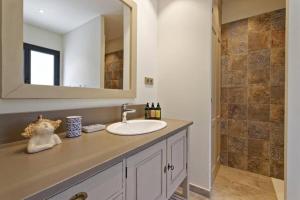 Villas Un joli hameau au coeur du vignoble de l'Escarelle et de la Provence Verte : photos des chambres