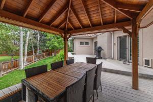 Luxurious 4BR Retreat - Pool Table & Chic Amenities