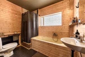 Art & Nature Retreat in Iceland - The Crib Rocks