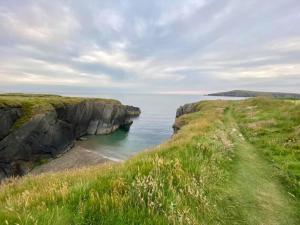 Spacious Coastal Gwbert Holiday Rental