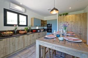 Villas Un joli hameau au coeur du vignoble de l'Escarelle et de la Provence Verte : photos des chambres