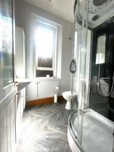 Ground Floor City Centre Apartment - Sky Sports & TNT Sports - Superfast WiFi - 3 beds - 2pm Check in - Long Stays Welcome