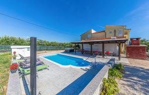 3 Bedroom Cozy Apartment In Kastel Novi